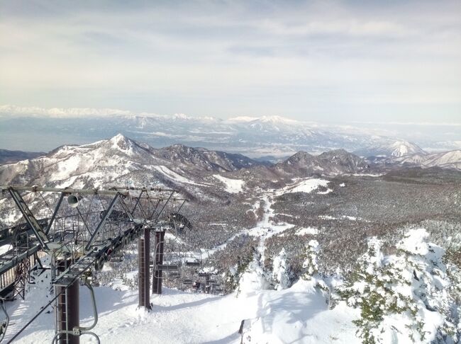 今年もやってきました！スキーの季節！<br />横手山ゴンドラ山頂の展望台からの風景です(*^^*)<br />今日は、視界も良く、八ヶ岳の向こうに富士山もバッチリ見えました！<br /><br />友達家族と落ち合って一緒に滑って、<br />地元の友達とも再会して、今回も嬉しい！志賀高原スキーになりました！