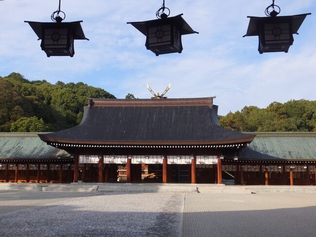 奈良旅行の1日目です。<br />今日から「奈良世界遺産フリーきっぷ(奈良・斑鳩・吉野コース)」3050円を使用します。旅行会社購入でGOTO価格。手数料550円/2人込みで2258円と約800円お得になりました。<br />前日夜の新幹線で京都に到着。前泊です。<br />今日は朝から近鉄で南下します。<br />朝の下り電車ってけっこう混雑してるんですね。いえ、上りはもっと混雑してましたが。<br />まず橿原神宮を参拝します。私が好きな宮崎とここ橿原は姉妹都市。神武天皇つながりです。宮崎は出身地、橿原は墓所。なのでちょっとだけ感傷的な気分で。やはり神社参拝は朝がいいですね。だれもいない境内。爽やかな気分になりました。<br />