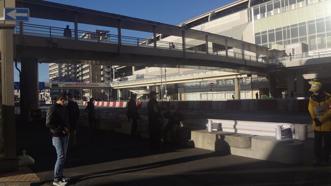 第97回箱根駅伝を京急蒲田駅まで観戦しました。<br />例年と異なるのは 「応援団不在」「応援の小旗配布なし」<br />車両:トヨタ自動車が協賛しているので 各大学の車両は 同じ車両でした<br /><br />往路優勝 創価大学