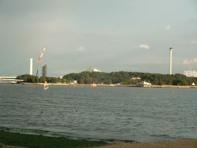 2020年師走、野島沖の海苔のひび、海の公園の砂浜を眺めたあと、八景島を早足で散策した。<br />横浜八景島シーパラダイスのアイコン「ブルーフォール」が長期続いた点検調査から復旧せず、2020年3月末に営業終了となり、12月前半に足場で取り囲まれ、1週間あまりで高さが半減し、すっかり景観が変わった。急変する景観をじっくり記録すべきと思ったが、年の瀬でほとんど実現できなかった。金沢湾、海の公園、八景島シーパラダイスやブルフォールの歴史や活用に興味をもち、今後の旅行などの参考になれば幸いである。