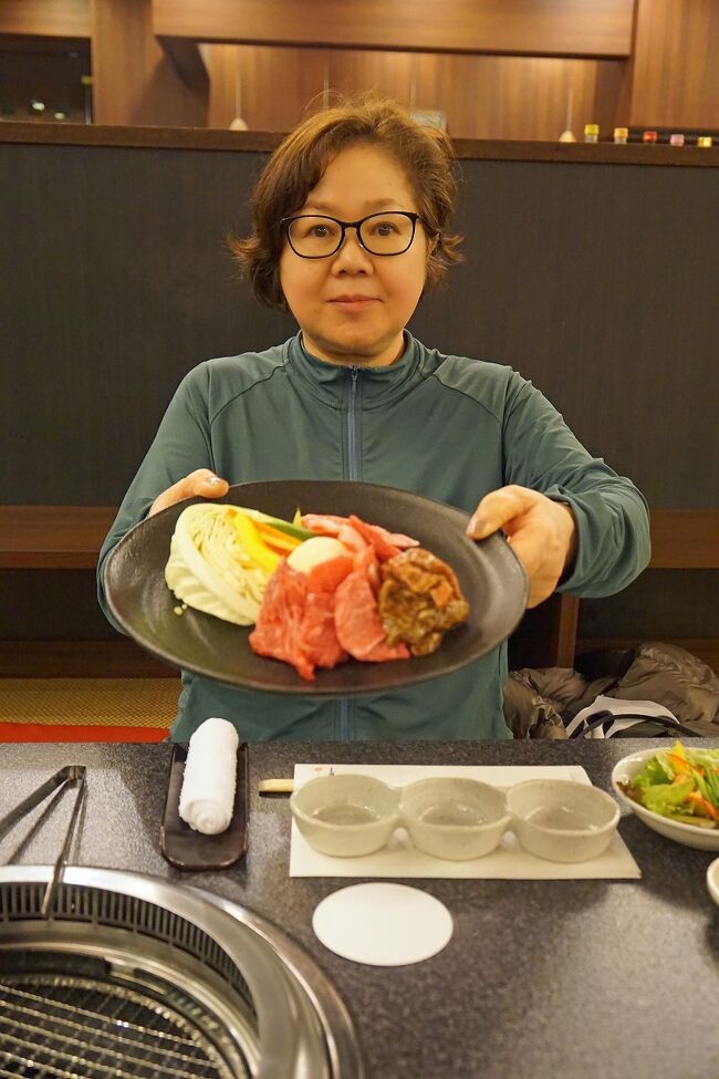 由布島の水牛車を楽しんだ後はバスに乗って大原港に戻りました。そしてそのまま観光船に乗って仲間川のマングローブクルーズです。天気は相変わらず悪く、船の左右はビニールシートで覆われています。ツアーの方はバスもそうですが前の方を好む傾向があるので、最後の方に船に乗っても最後尾の席が空いていました。最後尾は船頭さんが後方を確認するのでビニールは掛かっていないので絶対に1番良い席だと思いました。クルーズが始まるとその通りで、最初から最後まで後ろ向きに座って写真撮影が出来ました。マングローブクルーズはベトナムのホーチミンの郊外のカイザーなどで何度か経験していますが、西表島のこのクルーズは広大で素晴らしいものでした。約1時間のクルーズが終るとそのまま高速船に乗って石垣島に戻りました。離島ターミナルではまた自由昼食になり、この日は「真仁屋そば」へ八重山そばを食べに行きました。そしてそば屋の前の「たましろ鮮魚店」にも立ち寄りました。到着した日にこの日に戻ってくる約束を店のおかみさんとしていました。翌日帰るのでセイイカの刺身ともずくとカジキマグロの干したものなどいろいろ買いこみました。それと名物らしいイカミンチも忘れずに。お昼休みが終ると最終の宿泊ホテルのグランヴィディオリゾート石垣島へ向かいます。ここもきれいなリゾートホテルでしたが、フサキビーチリゾートの方が素晴らしかったです。早いチェックインだったので大浴場でゆっくり湯につかり、午後7時までゆっくり出来ました。最終日の晩ご飯は和食か焼肉か選択が出来ましたが、どちらを選択してもホテル内のレストラン、沖縄料理の「舟蔵」か焼肉の「琉華」でした。ほとんどの方が石垣牛の焼き肉が楽しめる「琉華」を選ばれていました。ホテルの別棟の高級店なのでゆったりした中で美味しい焼肉を楽しめました。足りなければ追加しようと思っていましたが、セットメニューで十分でした。翌日のチェックアウトも遅い時間なので最後の夜はゆっくり部屋飲みを楽しみました。