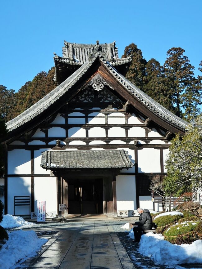 瑞巌寺（ずいがんじ）は、宮城県宮城郡松島町にある臨済宗妙心寺派の仏教寺院である。 <br />日本三景の一つ、松島にあり、山号を含めた詳名は松島青龍山瑞巌円福禅寺。大晦日には一般も撞ける除夜の鐘が有名である。 <br />同じ東北地方にある平泉の中尊寺と毛越寺、山形立石寺と共に「四寺廻廊」という巡礼コースを構成している。 <br /><br />江戸時代に入り、仙台藩を領した伊達政宗は円福寺復興を思い立ち、慶長9年（1604年）から14年（1609年）までの工事で完成させた。今に伝わる桃山様式の本堂などの国宝建築を含む伽藍は、政宗の造営によるものである。寛永13年（1636年）に雲居が入り、伊達氏の保護もあって隆盛を極めた。この際、それまで瑞巌寺とは別個に存在した五大堂が、瑞巌寺の管理下に入った。<br />昭和28年（1953年）に本堂が国宝に指定されたほか、建築物等多くの文化財を有する。昭和43年（1968年）に大書院が完成し、昭和48年（1974年）には宝物館を開設した。宝物館には発掘調査などで出土した円福寺時代の遺物など約3万点が収められている。 <br />平成20年（2008年）11月から平成30年（2018年）まで「平成の大修理」が行われ、2018年6月24日に落慶法要が営まれた。<br />（フリー百科事典『ウィキペディア（Wikipedia）』より引用）<br /><br />瑞巌寺　については・・<br />https://www.zuiganji.or.jp/<br />https://hirotravel.com/zuiganji/