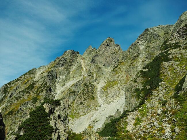 奥穂高岳今まで登ったこと無かったのですがウォルター・ウェストンが奥穂高岳登ったルート歩けると知って楽しみにしてました。<br /><br />前日の畳岩よりも俄然こっちの方が楽しかったです。<br />VRの実力涵養するにはやはり畳岩かな…。<br />南稜は難易度も今の私にはちょうどいいくらい、ちょっとスリリングなところもゲレンデで修験重ねれば難しくなく思えるでしょう。<br />昨年末の北岳以来の会心の山行でした。