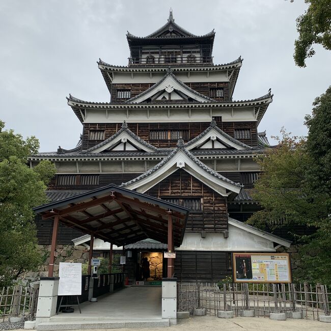 母が勝手に決めていた実の妹との広島の旅。目的は腹違いの姉に会うための旅だった。 私はプライベートで広島に行ったことがなかったのと従姉妹に会いたい気持もあって一緒についていうこうと決めて2ヶ月後、、、<br /><br />どういう展開になったかというと、現地でのレンタカー利用一択の叔母の発言に、私は運転はあまり好きじゃないしせっかくのホテルステイを連日外出するのは気が進まなかった。その上運転距離があまりに長いのでお勧めしないと止めるのに公共交通機関じゃ自由がきかないと言って聞かない上に最終的には自分が運転するから借りるという70過ぎの叔母なので彼女の息子(従兄弟)に任せていたら、何故お前が運転しないんだ、何故別行動するんだと理由も聞かない叔父からの一方的な電話で突如言われなきとばっちりを受け、切れた私が「そんなに心配なら叔父さんが一緒に行って運転すりゃいいだろ!」の発言に叔母がもうあんたとはいかないと電話を切られ、あっさり旅が無くなるという展開に。<br /> <br /> オンフックにしていたので全くひどい話だとうちの家族は経緯を知っているので他に行き先を変えて仕切り直して気分転換にどこかに行けば・・・と話が出たのはもう旅の予約を終えてそろそろ出かけるぞという2週間前。 だが、意地になっている母はもう最後かもしれないから義姉に会いに広島に行くというので止めたのだが、それすら妹に意地悪されてその電話からすぐ後に先方から来ないでくれと随分失礼な電話を受けたらしく、母が泣く羽目に。そんな姿を見た父が珍しく声をあげ何故か?目的は随分変わったがもう見ることも無いだろうから平和記念公園に行こう・・・とそのまま3人で広島旅を決行することになりました。(多分、自分も出かけたかったのだと思う)笑・・・!<br /><br />昔から有る事無い事言われて義理の姉と仲が悪かったらしい母だが、姉妹が多いだけで同じ親に育てられても感覚も違う中に腹違いの姉妹がいれば尚更、それに大人になると子供たち、そしてその嫁や夫・・・皆、血縁者とはいえ付き合いも疎遠になれば感覚も違うだろう。 それなのに血の繋がりに拘って、何かあると声をかけていた母が結局泣く羽目になる言われなき仕打ちに大人気ないレベルの人達とはもう付き合わなければ良いと・・・まさかのこの旅で縁が切れるという。<br /><br />まぁ勿論うちから連絡することなどないだろうし流石に母も懲りただろう。先方から連絡をいただくこともないだろうとモヤモヤも吹っ切れるほど楽しい旅になり、ボケボケな父が一緒に行ってくれて良かったと思うし、母も父を置いて出かけることが気になっていたというのだから、結果家族で行けて良かったのでしょう。この事でいろんな話をしました。<br /><br />私はといえば3人で出かけるとは思いもよらず、この歳で両親と3人とかありえない・・・と主人が一緒に行ってくれないことでやだなぁと言っていたが、子供の頃の親と過ごした頃を思い出しながら厳しくも優しかった両親を思い出し、良い経験ができたと結果オーライの旅でした。<br /><br />それに生活スタイルも違う親戚と出かけたところで、お互いが満足いく旅にはならなかったと思うので、やはり近すぎる仲で出かけるには、お互いに遠慮がある仲ならまだしも言いたい放題の2人では旅行前にトラブルに巻き込まれてしまったけれど行ったところで揉めただろうなと思うと、最初から別行動でいいと言って一緒に行こうと言ってくれた両親に、結果3人で行動する事が殆どでしたが、それも親子だから明日どうする?くらいなゆるい旅が出来たのが非常に思い出に残るいい旅でした。