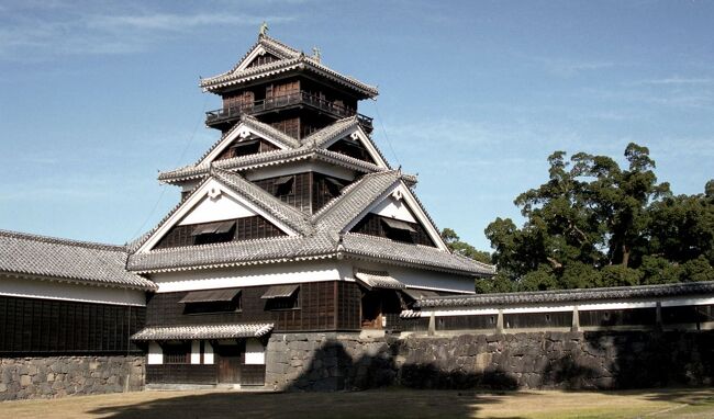 【思い出の旅】第１８弾は、新春の鹿児島と熊本を巡る旅。<br />（2021.01.14投稿）<br />2004年の1月早々、空っ風の吹く関東を離れ、温暖な南九州を訪れることにした。<br />往きは新大阪駅から夜行列車に乗り西鹿児島駅まで行き、初日は日本最南端の駅を訪ねた。<br />二日目は、肥薩線を利用し、人吉と車窓の旅を楽しむ。<br />三日目は、芋焼酎の買い出しと、熊本在住の知人に紹介された店に立ち寄る。<br />そして、最終日には、熊本城跡を見学してから帰る旅程である。