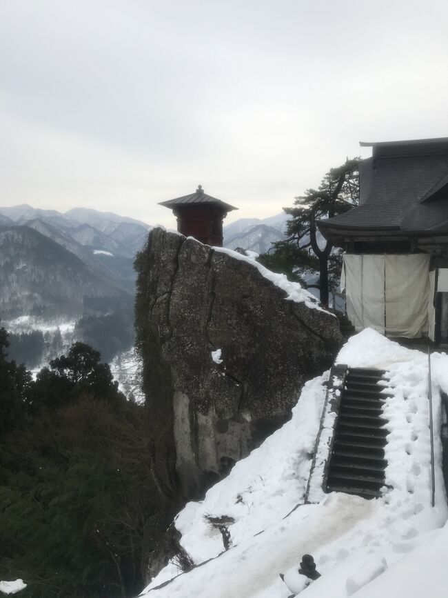 Goto がまだない7月に予約してGoto適用になってぬか喜び、<br />直前でGoto割引は消え、自粛ムードに。。<br />在宅勤務だし、家族だけで自家用車を使用。<br />マスクと消毒液常備で出発。<br />目的は恒例のスキーでしたが、最近はまった日本酒の酒屋巡りとせっかくなので立石寺こと山寺を参拝。<br /><br />そして昨年度お世話になったつるやさんに泊まり、蔵王スキー場へ。<br />が、連れが負傷して翌日は宿でのんびり&日本酒ミュージアム。<br />最終日は大雪注意報のため、関東までまっしぐらで帰りました。<br /><br />1日目 国見PA、もとさかや、そば琳、国井酒店、吉田酒屋、立石寺、ホテルメトロポリタン山形、川なり、北野水産<br /><br />2日目 蔵王スキー場、つるや、三五郎小屋<br /><br />3日目 雪ぐら、山形酒のミュージアム<br /><br />4日目 国見PA<br /><br /><br /><br />