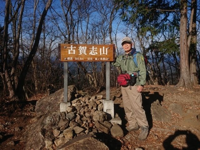 2020.12.15(火)「栃木百名山」の「古賀志山」(こがしやま　583m)と、「御嶽山」(おんたけさん　560m)に行って来ました！<br />日本百低山に選定されている栃木県宇都宮市にある「古賀志山」の山域一帯には、大自然を満喫できる素敵なハイキングコースがあります。<br />「古賀志山」の山頂からは、「富士山」も展望出来ます！<br />「古賀志山」から更に「御嶽山」へと足を延ばすと、近隣の山々の雄大な光景がが展望出来ます。<br />