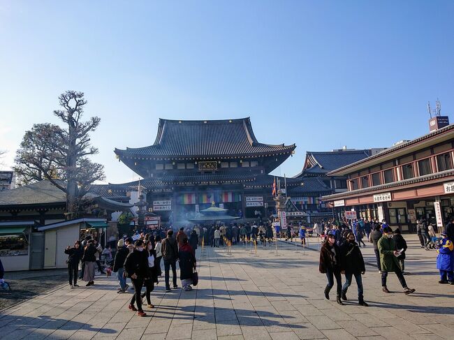 1月3日今年3回目の初詣は川崎大師。<br />何年ぶりだろ。<br />前回は学生時代。深夜のバイト終わりに行って以来。<br />Can you Celebrateがレコード大賞をとった年以来。<br /><br />川崎大師の初詣は2時間待ちのイメージがあったので、ずーっと避けていたのですが、ネットニュースを見たら、コロナの影響でがらがらということ。<br /><br />人生最後の川崎大師初詣のチャンスと思い、行ってきました。<br /><br />箱根駅伝、創価大学楽勝だなぁということで、昼過ぎ保土ヶ谷の家を出発。<br />駒沢の大逆転は川崎大師に向かう電車の中で知りました。<br />横浜から京急に乗り、川崎で京急大師線に乗り換え、川崎大師駅まで行きました。