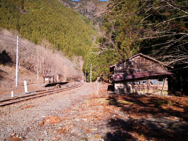 飯田線の小和田駅に行ったら秘境駅に興味が出てきてしまい、他の秘境駅はどうなんだろうって調べたら同じ静岡県にもう１か所あるって。<br /><br />大井川鐡道、尾盛駅。<br />小和田駅よりも秘境度が高い。<br />小和田は集落まで徒歩1時間だが道があった。<br />でも尾盛には道がない。<br />つまり山の中の絶海の孤島。<br />もうそこまで聞いたら、秘境好きとしては行くしかない。<br /><br />ということで年末でみんな大忙しであろうこの日、大井川鐡道に乗り、何もない尾盛駅に降り立ったのでした。<br /><br />大晦日に何してるんだって話。<br />そしてこの１か月何度静岡行ったんだ私。<br /><br />【大井川鐡道】<br />http://oigawa-railway.co.jp/<br /><br />【スケジュール】<br />前日から静岡入り<br />金谷7:47 - 千頭9:01（大井川本線）<br />千頭9:13 - 尾盛10:32　（南アルプスあぷとライン）<br />尾盛11:38 - 井川12:07（南アルプスあぷとライン）<br />井川12:34 - 接岨峡温泉13:10（南アルプスあぷとライン）<br />接岨峡温泉14:14 - 千頭14:40（閑蔵線バス）<br />千頭14:42 - 金谷 15:57 （大井川本線）<br />すべて2日間の大井川周遊きっぷにて乗車可能（4900円）