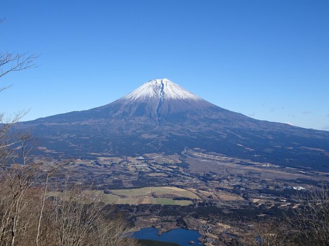 年末年始休暇の後半は、南関東周辺のみ天気が良さそうだったので、青春18きっぷの残りを使って未踏の房総半島を巡ってみることに。行きと帰りに身延線沿線の富士山展望の山にも立ち寄ってみました。<br /><br />＜旅程＞<br />【1日目(1/1金)】<br />　金山6:06→8:03浜松8:10→9:59富士10:20→富士宮10:38（JR）<br />　富士宮駅11:10→休暇村富士11:55（富士急静岡バス）<br />　休暇村富士12:10-13:09長者ヶ岳13:18-13:41天子ヶ岳13:44-15:17白糸の滝15:25-15:37白糸の滝観光案内所前バス停（徒歩）<br />　白糸の滝観光案内所前15:40→富士宮駅16:10（富士急静岡バス）<br />　富士宮16:42→17:00富士17:04→17:43熱海17:51→19:00大船19:07→20:50蘇我20:54→千葉みなと20:58（JR）<br />【2日目(1/2土)】<br />　千葉みなと7:04→7:08蘇我7:19→7:27上総湊7:58→保田9:13（JR）<br />　保田駅9:16→鋸山保田口9:20（鋸南町循環バス）<br />　鋸山保田口バス停9:20-9:39日本寺大仏9:41-9:51地獄のぞき10:05-10:39東京湾を望む展望台10:43-10:54鋸山10:56-11:25車力道入口-11:40浜金谷駅（徒歩）<br />　浜金谷12:05→12:31館山12:58→和田浦13:23（JR）<br />　和田浦駅13:24-13:47花嫁街道入口-14:57烏場山15:01-15:41黒滝15:45-15:54花嫁街道入口-16:22和田浦駅（徒歩）<br />　和田浦16:33→16:48安房鴨川16:52→18:00上総一ノ宮18:06→19:31東京19:48→21:01小田原21:02→21:26熱海21:32→富士22:14（JR）<br />【3日目(1/3日)】<br />　富士7:45→身延9:01（JR）<br />　身延駅9:08→身延山9:20（山梨交通）<br />　身延山11:32→身延駅11:44（山梨交通）<br />　身延12:34→芝川13:22（JR）<br />　芝川駅13:25-13:43白鳥山登山口-14:25白鳥山14:38-15:14白鳥山登山口-15:40芝川駅（徒歩）<br />　芝川15:47→16:20富士16:37→16:59清水17:34→18:32掛川18:43→19:46豊橋19:48→金山20:37（JR）