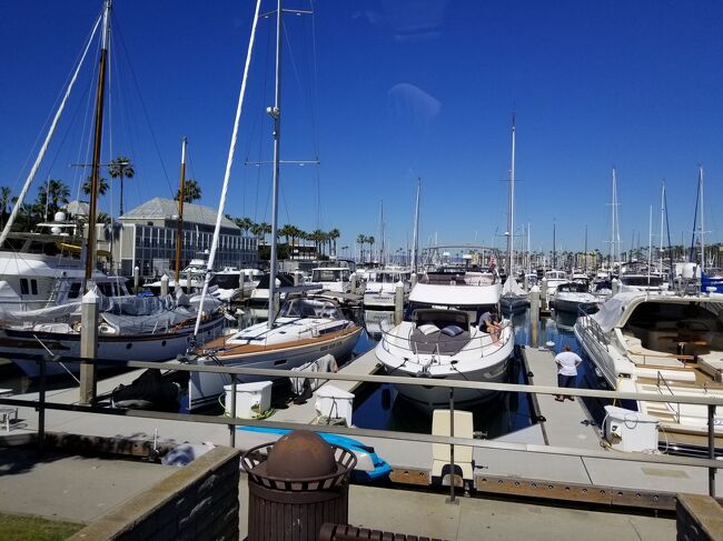 ２０１９年３月、初めてアメリカに行きました。初めてのアメリカ旅は西海岸最大の都市で日本人にも人気の高いロサンゼルスをチョイスしました。<br /><br />今回のアメリカ・ロサンゼルス旅ではロスの有名なテーマパークを３つ巡った他、同行した友人のつてでクルーザーを出してもらったり、ロスの有名地区の街歩きをしました。<br /><br />この①では、日本を出国後香港を経由してロスに到着するまでの様子と、現地でクルーザーに乗せてもらった様子を記したいと思います。<br /><br />ロスバゲあり、初のクルーザーなど最初からイベント盛り沢山のスタートになりました。