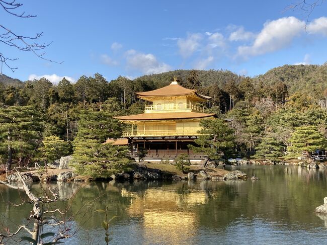 舎利殿のこけら葺き屋根の葺き替え工事が終わって間もない、ピカピカの金閣寺にお散歩がてら行ってきました☆<br /><br />コロナに始まりコロナで終わった2020年。参拝者が激減していた金閣寺では、9月に舎利殿の工事に着手し、屋根の葺き替えと鳳凰などの金箔の修復作業が行われました。2002年以来の工事となったこけら葺き屋根には、椹10万枚を使用し、金箔の修復には10.9cm四方の金箔1万枚が使用されたということです。12月29日に公開されたばかりの舎利殿、どんなかなー?<br /><br />金閣寺<br />https://www.shokoku-ji.jp/kinkakuji/<br /><br /><br /><br />