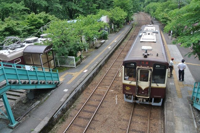 わたらせ渓谷鐵道に乗車し、足尾銅山跡を訪れました。列車は途中、神戸（ごうど）駅で対向列車と行き違い。「神戸駅」にしてはかなりの山間部にあり、イメージと違うので面白いです。群馬県から栃木県側に入り、通洞駅で下車。400年の歴史を誇り栄えた足尾銅山の坑内観光施設に着きます。閉山後に坑内の一部が開放され、トロッコに乗って全長700ｍの薄暗い坑道に入っていくと、当時の採掘の様子がリアルな人形で再現されています。削岩機を体験できるということで試してみました。わたらせ渓谷鐵道にさらに乗車し、終点の間藤駅に到着。ここは鉄道作家の宮脇俊三さんが、国鉄２００００キロ全線乗車を達成した駅らしいです。1989年までは国鉄芦尾線でした。6年前には足尾銅山跡を訪れた天皇皇后両陛下も乗車されたとのことです。