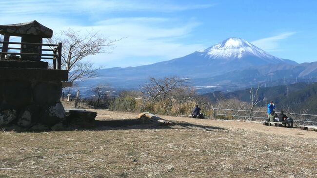 年末の慌ただしさにかまけ、結果的に登り納めはなんと11月の鍋割山<br />これじゃいかんというわけで、近場で手軽な山で足慣らし<br /><br />選んだのは大野山<br />丹沢の山はある程度登頂済みだが、なぜかこのメジャーな山は未踏<br />ならば余計にちょうどいいやってわけで、これから行こうとする人にも参考になるよう、コースガイド風にまとめてみた<br />（本当にお役に立てれば幸甚だが･･･）