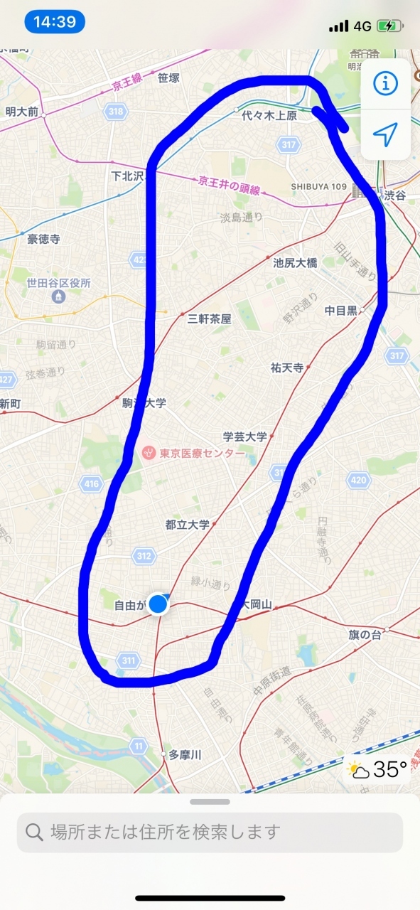 3月頃には今頃は「コロナ騒ぎってなんだったんだろうね〜」がお決まりの文句になってるんじゃないかと思っていたが、全く当てが外れてしまいました。海外旅行はとっくに諦めていたけど、連日の東京の感染者数増加で他県にすら行ける状態ではなく、旅行好きには辛い期間が続きます。<br /><br />一方、自粛期間に散歩程度しか外出する機会がなくなった結果顕在化した私の趣味が、「豪邸見物」。今私が住んでいる杉並区も地主が多くて大きな一軒家がわりと多く、買い出しついでにいつもと違う道を歩いてみると広くてオシャレな一軒家が必ず見つかります。その出会いが楽しくなり在宅勤務を終えた後は近所を徘徊しに行き、土日は用事があればその目的地まで歩いて行き景色を楽しむようになりました。<br /><br />そこで、遠隔地への旅行が叶わない2020年のお盆休みは、都内の高級住宅地やその他興味のある地域を数日かけて歩いて回ることにしました。<br /><br />範囲は大まかに、東京の高級住宅街として名高い松濤や青葉台、田園調布、オシャレタウン自由が丘、それからサブカルの街下北沢。この辺りは杉並区から直線距離ですごく遠いわけではないけど、普段の散歩で気軽に行ける距離ではなく、これと言った用事もないので公共交通機関を使ってわざわざアクセスすることもない地域です。<br /><br />前回途中棄権した徒歩旅(歩いて日光を目指すはずだった旅https://4travel.jp/travelogue/11628152)は移動することが目的でしたが、今回は近い地域内を彷徨くことがテーマです。また前回の反省と、今回は真夏の暑い時期になるため体力的に無理をしない設定にしました。電車を使えば1日で全て回って帰宅できる距離を、わざわざ宿取って徒歩で回ります。毎日宿泊用の荷物持って歩くのがしんどそうなので拠点を決めて2泊することにし、それを1日の移動距離がだいたい均等になり、かつ比較的宿泊費が安かった三軒茶屋に設定しました。歩いているうちに辛くなったら公共交通機関を使うし、こまめにカフェなどに入って休憩します。コロナのリスクと熱中症のリスク、両方に気をつけながら真夏の徒歩旅(というか、ちょっと大掛かりな散歩)に挑戦します。<br /><br />今回の旅程<br />8月8日 代々木公園→渋谷区松濤→目黒区青葉台→中目黒→三軒茶屋→中目黒→三軒茶屋 ★いまここ<br />8月9日 三軒茶屋→自由が丘→田園調布→三軒茶屋<br />8月10日 三軒茶屋→下北沢→自宅<br />