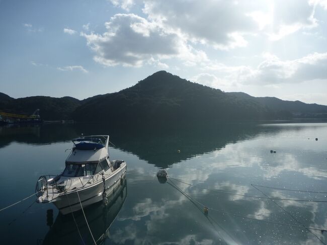 長崎県五島市の「福江島」に行ってきました。<br />今回は観光ではなく、ほぼ仕事でしたので、旅行記と呼ぶにはお恥ずかしい移動中の記録です。<br />私が旅してみたい場所のひとつでしたが、ついつい後回しにしてきた感があり、次回の観光旅行時の下見だと思うことにしました。<br /><br />つたない記録ではありますが、よろしければ読み流してください。<br /><br />画像は、福江島の小さな漁港の風景です。