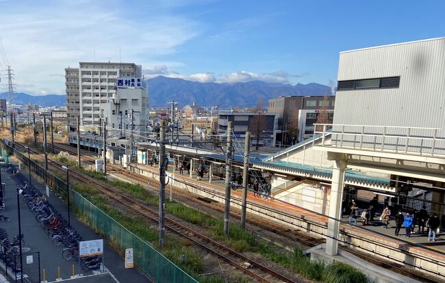 にわか撮り鉄になり、地元の廃線などを散策しています。<br />今回は相模鉄道厚木線です。1941年に旅客線としては運行中止とのことで、純粋の廃線ではなく、<br />貨物線できれいに整備されています。<br />ただ、貨物車両もなく、ほとんど運行していないように見えます。<br />全2.2kmを歩いてみました。<br />大体の写真に位置情報を付けています。<br /><br />表紙写真は海老名駅です。<br />手前が相模鉄道厚木線、ホームはJR相模線のホームです。<br />まぎらわしいですが、<br />両線は運営会社が異なります。<br />前者が相模鉄道株式会社。後者が東日本旅客鉄道株式会社です。