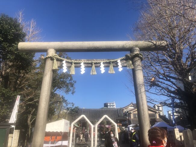 <br />しめ飾りを渡した友人と、年末に約束したので、2日の早朝に行ってみました!混んでたら、Uターンしようねって、、、行ったらなんとーーーガラガラでした!<br /><br />さて、、、急ぎの情報<br />今週の水曜日にNHKて19:30から、東洋医学の番組が放送されます!ダリルたちが習っている、東大病院の粕谷先生がまたまた出演! ためしてガッテンの視聴率を、グンとアップさせる粕谷先生なので、また、ガッテンの撮影、、、って思ってたら、、、<br /><br />NHKへの問い合わせが、紅白の次に多かったとか? で、ガッテンだけでは、放送時間が収まらないのか、、、19:30のゴールデンタイムに、東洋医学の特番になったんですと? 脳梗塞の後の鍼治療で出演されるらしいです!(1月13日水曜日19:30~)<br /><br />マダムたちの粕谷先生への人気は、、、ものすごくて、今でも指名だと3か月待ちだとか? 治療して欲しいバヤイは、東大病院の東洋医学科へ予約すれば可能です! 保険外の治療だから7700円(税込)なんだとさ、、、<br /><br />東大病院は腰痛専門の科もあるし、東洋医学もあるし、1箇所ですむのはイイねぇ~? 日本人の3人に1人が腰痛なのに、整形外科行っても、、、湿布と痛み止めしかくれないもんね~! 治らないのよ~だって大学で、治し方を教えてないから、、、<br /><br />ダリルの学校の卒業生は、日本代表チームのトレーナーが複数いるけど、、、そちらからの情報によると、、、先進国では日本の整形外科って、、、技術が最低なんだとさ? 海外の医者は技術レベルが違うんだとさ?<br /><br />だって老人の膝を老化だと言って、電気かける物理療法と湿布、ヒアルロン注射をしてれば、ずっとお金が入るから、日本のバヤイは、、、腕を上げる必要がないンだとさ? 50肩も3か月経てば、勝手に治るしさ、、、<br /><br />って言われて、、絶句! 心当たり、アリまくりだわ~! 歩けないような腰痛で行ったのに、なんもしてもらえなかったもん!<br /><br />もちろん、腕のイイお医者さんもいるけどね? きょうの授業ではダリルたちは、粕谷先生に腸揉みしてもらっちゃった! きっと明日はお肌ツヤツヤ?<br /><br />粕谷先生は口の中に手を入れて、ほうれい線を取る美容マッサージもしてくれますよ~! そのために特殊なゴム手袋(臭くないヤツ)を東大病院は開発してあります! ダリルは学校で1番ババアだから、志願してモデルになったわよ! コレは1回行けば、覚えられるので、後は自分でデキるようになりますよん! エステに1万円払うよりかは、よっぽど若くなれるわよ!<br /><br />暇だったら、水曜日に見てみてください! あなたの生活が、よりよいモノにならますように! たくさんの寝たきりの方が、また歩けるようになりますように! あなたの腰が、楽になれますように、、、、<br /><br />