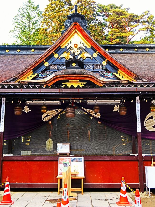 大崎八幡宮は、宮城県仙台市青葉区八幡にある神社である。社殿（本殿・石の間・拝殿）は国宝に指定されている。 <br />社伝では坂上田村麻呂が鎮守府八幡宮と称したことに始まり、室町時代に入り奥州管領であった大崎氏が本拠地に遷したため、大崎八幡宮と呼ばれるようになったという。 慶長12年（1607年）、成島八幡宮と合祀して遷座し、仙台城下の乾（戌亥・北西）天門の鎮めとした。平成9年（1997年）、「大崎八幡宮」の名称に復した。 <br /><br />現存する本殿・石の間・拝殿（国宝）は伊達政宗の寄進により建立され、慶長12年（1607年）に竣工した。手前の拝殿と奥の本殿を「石の間」で繋いで1棟とした、「権現造」形式の社殿である。<br />拝殿は桁行（正面）7間、梁間（側面）3間、入母屋造で、正面には千鳥破風を見せ、唐破風造の向拝が付く。<br />本殿は桁行5間、梁間3間、入母屋造。「石の間」は桁行、梁間とも1間、両下造（りょうさげづくり）とし、屋根はいずれも&#26478;葺きである。「石の間」は、本殿・拝殿より床を一段低く造り、板敷きとする。本殿の正面軒先部分を「石の間」内部に現すのが、この種「権現造」の特徴的な手法である。<br />本建物は、柱などの軸部を黒漆塗とし、長押、組物、蟇股などは彩色、彫刻、鍍金金具で装飾され、安土桃山時代の文化を今に伝える我国最古の建造物である。 <br />（フリー百科事典『ウィキペディア（Wikipedia）』より引用）<br /><br />大崎八幡宮　については・・<br />https://www.oosaki-hachiman.or.jp/