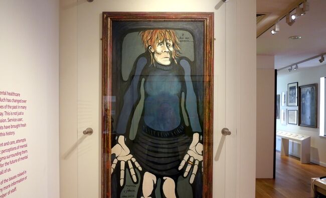 \\ブログを更新しました//<br />ロンドンの病院博物館巡り 2 / 精神疾患の治療の歴史 王立ベスレム病院 と『吾輩は猫画家である ルイス・ウェイン伝』を読む<br /><br />ロンドン郊外に精神疾患の治療の一環で取り入れたアート作品や治療の歴史などを展示している博物館「ベスレム こころの博物館(Bethlem Museum of the Mind)」と 「ベスレム ギャラリー(Bethlem Gallery)」がある。<br />これらは世界最古の精神病者の保護施設、王立ベスレム病院(Bethlem Royal Hospital)によって運営されており、広大な病院敷地内に設置されている。<br />初期の精神病院の実態は監獄と変わらず、患者を見世物扱いであった。「ベスレム心の博物館」では、こうした精神疾患への対処の歴史が詳細に語られおり、更に「ベスレム ギャラリー(Bethlem Gallery)」では精神疾患の患者の絵画などを展示してある。<br />展示されている絵画作品の中にはジョンソン英国首相の母シャーロット・ジョンソン-ウォール(Charlotte Johnson-Wahl)の作品や挿絵や絵はがきの動物絵描きとして売れっ子だったルイス・ウェインの作品もある。ルイス・ウェインについては彼の人生やその時代を詳しく描いた『吾輩は猫画家である ルイス・ウェイン伝』南條竹則 著 がその理解の助けになった。<br /><br />● 英国の実証に基づく健康政策<br />● 王立ベスレム病院(Bethlem Royal Hospital)を訪れる<br />● 精神疾患の治療の歴史がわかる資料館、ベスレム心の博物館(Bethlem Museum of the Mind)<br />● 王立ベスレム病院の絵画たち、『吾輩は猫画家である ルイス・ウェイン伝』を読む<br /><br />王立ベスレム病院(Bethlem Royal Hospital)は世界最古の精神病者の保護施設で1247年に設立。元は修道院であり ”St.Mary of Bethlehem” という名称だったが、それが転じて ”Bethlehem” となり、最後には省略されて”bedlam(ベドラム)” と通称される。さらにこのベドラムという言葉が精神病院の蔑称となり、しまいには「混沌」や「騒々しい音」を意味するまでになった。<br />こうした、いろいろな意味で由緒ある病院である。そして、この王立ベスレム病院が治療の一環で取り入れたアート作品や治療の歴史などを展示している博物館、「ベスレム こころの博物館(Bethlem Museum of the Mind)」と 「ベスレム ギャラリー(Bethlem Gallery)」を設置していることを知った。この資料館の写真を見ると不思議な絵画が多く、エントランスには奇っ怪な彫像があり、様々な関心が沸いてくる。<br /><br />詳細はコチラから↓<br />https://jtaniguchi.com/bethlem-gallery-museum-mind-louis-wain/