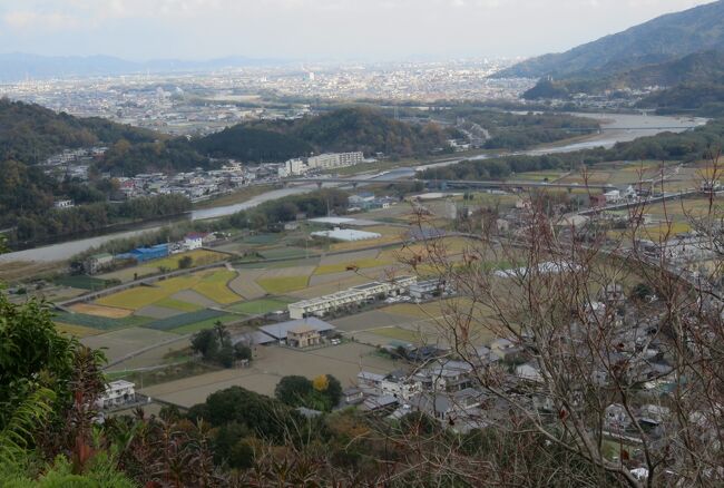 徳島県の続日本百名城の一宮城の主要6曲輪の虎口は、平入りで、枡形や喰違のような虎口は見当たりません。枡形は近世城郭になって急速に発達しましたので、一宮城はそれより年代が遡るようです。また、一宮城からは瓦は出土していません。