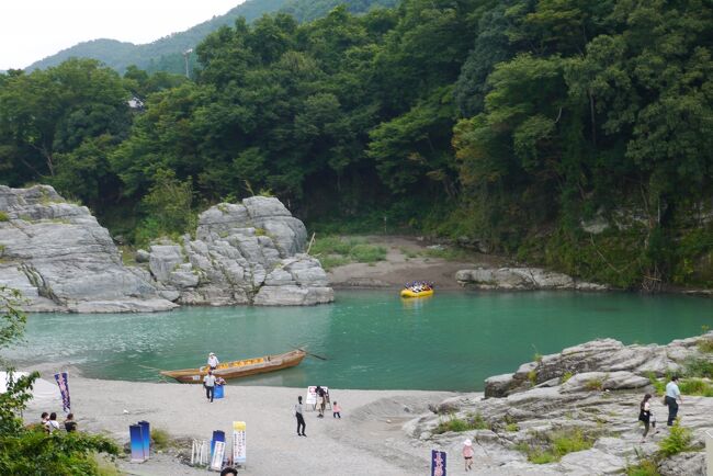 夫が9月末で定年退職を迎えるにあたり、少しばかり年休消化ができそうなので、念願だった温泉巡りに出かけました。<br />今回の旅も、温泉宿でゆっくりしたいので 観光は少な目といういつものスタイルです。温泉に浸かって美味しい地酒をいただく贅沢な時間を過ごすことが出来ました。<br /><br />この日は群馬県から山梨県へ移動します。<br />「長瀞(ながとろ)」の案内標識を見つけたので寄ってみました。<br /><br /><br />10泊旅の宿泊施設と客室<br /> <br /> 新潟県 寺泊温泉 北新館<br /> 源泉掛け流し 半露天風呂付 2間続きの客室「のどか」<br /> 山形県 湯野浜温泉 海辺のお宿 一久<br /> 源泉風呂(陶器)和室10畳+和室6畳<br /> 秋田県 秋田男鹿温泉 元湯 雄山閣<br /> 和室8畳<br /> 青森県 星野リゾート 奥入瀬渓流ホテル<br /> 渓流和室<br /> 青森県 星野リゾート 青森屋<br /> 和室 いてくら<br /> 秋田県 須川温泉 栗駒山荘<br /> 和室10畳<br /> 福島県 高湯温泉 旅館ひげの家<br /> 源泉掛け流し露天付スイートルーム(利休梅)<br /> 栃木県 奥日光 森のホテル<br /> 露天風呂付和洋室<br /> 群馬県 伊香保温泉 旅邸 諧暢楼 <br /> 庭園・露天風呂付特別室(本間10畳)<br /> 山梨県 笛吹川温泉 別邸 坐忘<br /> 本館離れ(朝日)<br />