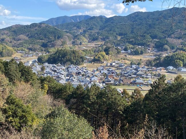 今井町を散策をしたあと橿原神宮で初詣です。そのあと甘樫丘から明日香を眺望、飛鳥寺周辺を歩き飛鳥資料館から安倍文殊院へお参りして、近鉄桜井駅から帰ります。甘樫丘から里に瓦屋根の家々が眼下に広がった瞬間ここへきてよかったと思えました。