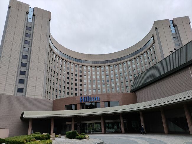 2020年Hilton Honorsは<br />ダブルボーナスで1泊が2泊分に。<br />しかもステータスマッチすると<br />18泊(9泊)でダイヤモンド!<br />ということで<br />SPGのマリオットボンヴォイGoldから<br />ヒルトンGoldへステマし<br />ダイヤモンド目指して修行することに。<br />ダブルカウントは12月末まで。<br />2021年は20年の泊数が持ち越しで<br />1月に入って18泊になると<br />2023年までのダイヤモンド獲得と。<br />なので、年内8泊、1月2泊することに。<br /><br />一番安いクイーンゲストルームで<br />4泊 Gold朝食付き 42,262円 <br />GoToトラベル ▲14,791円<br />支払い 27,471円<br />地域クーポン 6000円<br />後で知ったのは<br />2連泊で安くなるコードがあったこと。<br />もう少し安くなったのに残念。<br />でも、朝食付いて1泊7000円以下<br />ウェルカムドリンク、大浴場付!<br />快適でした^^<br /><br />食事は公式HPで予約。<br />土日祝のグローバルビュッフェ<br />ドリンクバー&ワイン付<br />11月は<br />千葉県産メロンスイーツプレート <br />1皿サービス<br />5100円が早期割引き30%で3570円<br />地域クーポン3000円と<br />プレミアム食事券で実質456円!<br />平日は<br />鉄板焼きグリルディナービュッフェ<br />ドリンクバー&ワイン付<br />これもメロンスイーツプレート付で<br />20%引き4080円<br />地域クーポン2000円と<br />プレミアム食事券で実質1664円^^<br />ちょうど祝日と平日ディナー楽しめました。