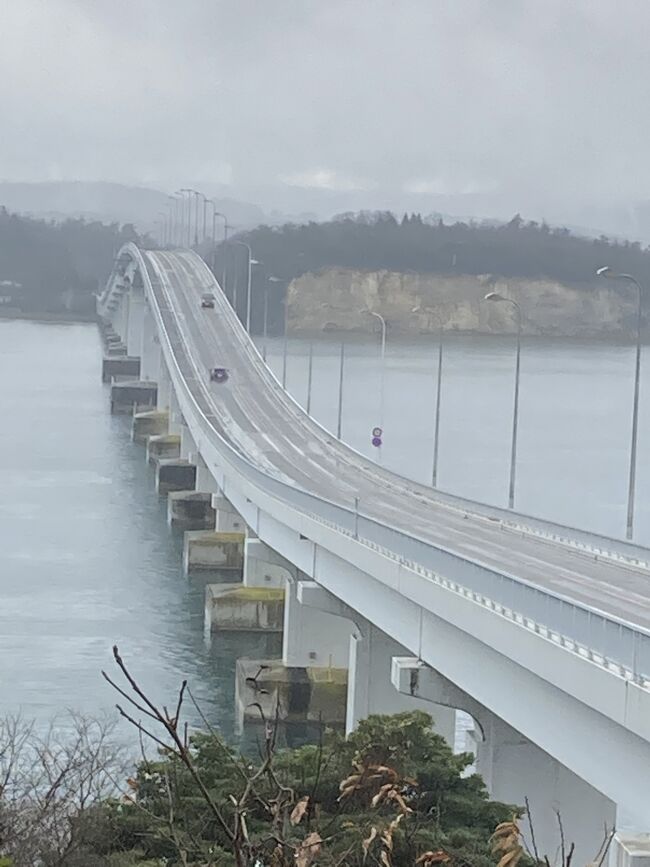 冬の石川の旅、後編は2日目後半から能登に入ります。海沿いののと里山海道を走り、千里浜ドライブウェイを目指します。ところが、風が強かったためか「千里浜ドライブウェイは走行できません」との表示が出ていました。その入り口で浜の様子だけでも見たいと思いましたが、それも止められていました。あきらめて、道の駅のと千里浜でランチをゲットし、宇宙博物館コスモアイルに向かいました。その後、和倉温泉に向かう途中に能登上布会館によりたいと思います。そして、和倉温泉 加賀屋に宿泊。<br /> 3日目は、花嫁のれん館を訪ねた後、さらに北へ向かう計画。白米千枚田も見たいと思ったのです。が、途中で雪が降ってきました。行きは行けても帰りが怖いと思い北上は断念。11時からしか開館しない和倉温泉の角偉三郎美術館(加賀屋別邸 松乃碧 内)に戻りました。その後は能登島大橋を渡り、早めの空港に戻ろうと出発。最後に大野からくり記念館を訪ね、石川の旅を終えました。今回行けなかった奥能登をはじめ、まだまだ見どころ満載の石川県だと行ってみて初めてわかりました。また、雪のない季節に計画したいですね。