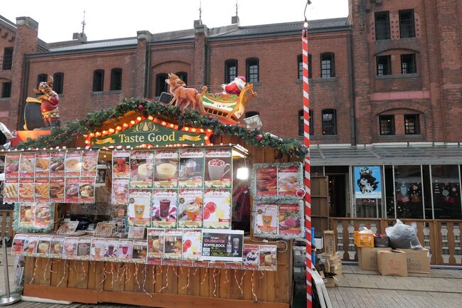 2020年12月5日、横浜に行きました♪<br />素敵なクリスマス、楽しいクリスマスマーケット、美味しいグルメをたっぷりと楽しんできました♪<br /><br />☆Vol.2：横浜赤レンガ倉庫。♪<br />久しぶりに横浜へ。<br />あいにくの雨ですが、<br />それはそれで冬らしい雰囲気。<br />横浜赤レンガ倉庫。。<br />クリスマスマーケットが行われている。<br />いくつかのショップを見ていく。<br />ロシアのマジョリカが可愛い。<br />オーストリアの紅茶を集めたショップではクリスマス用の紅茶が良い香り。<br />ドイツのクリスマスオーナメントがキラキラ。<br />次のゾーンでは飲食屋台。<br />ヨーロッパのクリスマスマーケットに倣っていると思うけど、<br />日本的な内容。<br />どこか違和感があり、拭えないが、<br />それはそれで楽しめる。<br />ゆったりと歩いて眺めて♪
