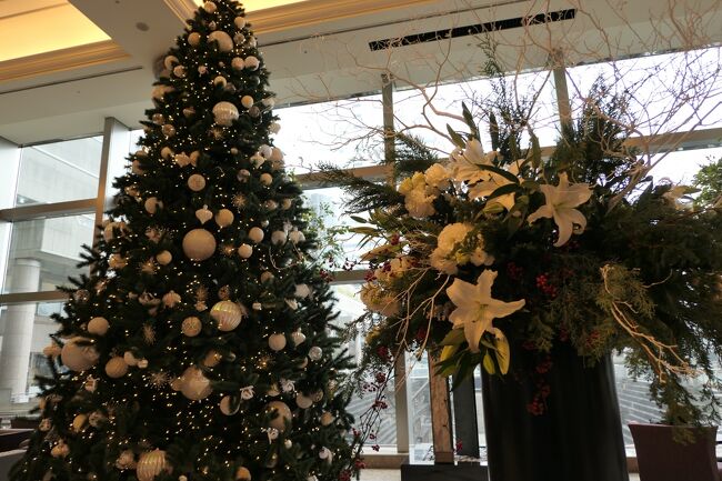 2020年12月5日、横浜に行きました♪<br />素敵なクリスマス、楽しいクリスマスマーケット、美味しいグルメをたっぷりと楽しんできました♪<br /><br />☆Vol.3：みなとみらい♪<br />久しぶりに横浜。。<br />横浜赤レンガ倉庫からみなとみらいへ。<br />各所にクリスマスツリーが飾られて華やかな雰囲気。<br />「横浜ロイヤルパークホテル」では美しいクリスマスツリーやリース。<br />ゆったりと歩いて眺めて♪<br />