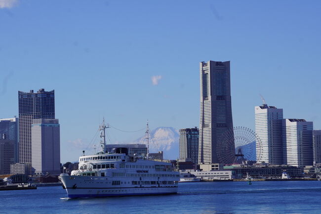 年末年始はコロナでシンガポール→沖縄→横浜になってしまいました。<br />変更に継ぐ変更。<br />移動自粛になってしまったので、近場でちょっと豪華なホテルでおとなしくステイすることに。<br />まだ新しいハイアットリージェンシー横浜に泊まって、新年を迎えました。<br />久しぶりに除夜の汽笛を聞くことができて、良かったです。