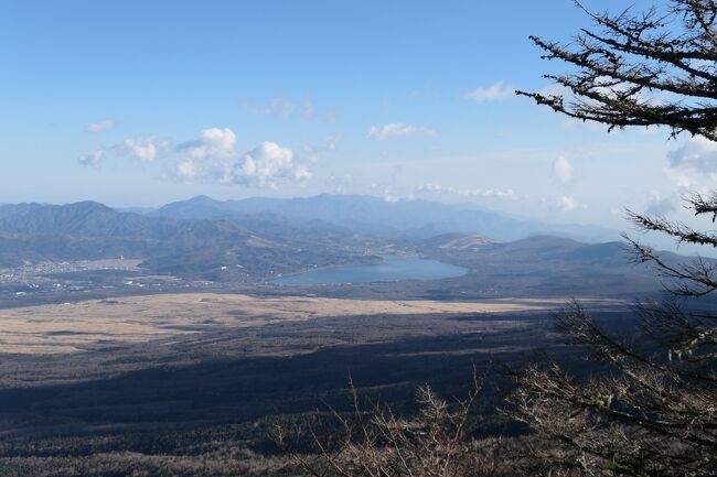 2020年12月24日-28日、河口湖に行きました♪<br />素敵なクリスマス、素晴らしいパノラマ、美しい富士、美味しいグルメを愛犬と一緒にたっぷりと楽しんできました♪<br /><br />☆Vol.5：第2日目（12月25日）河口湖町♪<br />「レジーナリゾート富士」のスタッフから嬉しい情報。<br />富士山は珍しく雪がないので、<br />五合目へ行くことが出来るとのこと。。<br />しかもクリスマスの日に五合目まで行けるとは滅多にないチャンス。<br />レジーナリゾート富士から富士五合目へ。<br />有料道路を走る。<br />すると巨大なフクロウが横切る。<br />これは嬉しい幸運。<br />5合目に到着したが、本当に雪がない。<br />駐車場から富士山小御嶽神社の裏にある展望台へ。<br />富士山を見ると、富士山からキラキラと後光が差し込み、<br />素晴らしい光景。<br />あまりの美しさに思わず拝んでしまう。<br />そして富士山小御嶽神社へ。<br />しっかりと参拝して、<br />お守りやお札を買う。<br />神社に併設している展望台へ。<br />山中湖を見渡せ素晴らしい。<br />ゆったりと歩いて眺めて♪<br />