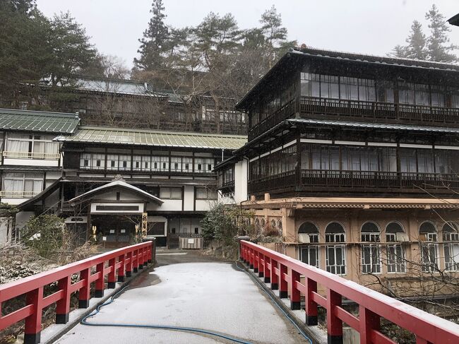 昨日今日で、38年半ぶりに群馬県四万温泉へ行きました。東京都民であり、現在緊急事態宣言再発令中とあっては、かなりかなり悩ましかったのですが、予約を再発令前にしていたので、やはりキャンセルがもったいなかったのと、今後いつ行けるか分からないのもあり、昨朝よりにもよってジムで腰を痛めて萎えかけながらも、気合いでコルセットをはめて（苦笑）予定通り決行しました。<br /><br />前回、四万温泉に行ったのはたしか1982年夏。小3の夏休み、母方の祖父母と叔父（祖父母の息子、母の弟）との、田村旅館（現在の四万たむら）への宿泊でした。宿のプールで泳いだり温泉に浸かったりと、ぼんやり記憶があります。今なら味があると思えるけど、あの頃は古ぼけた宿にしか思えなかったな。祖父母と叔父は毎年夏休み、四万温泉と伊豆熱川温泉へ行くのが定番で、そこに何度かくっついていっていたのです。中学受験を目指して、夏休みに学習塾へ通うようになってからは、くっついていくことはなくなりましたが。<br /><br />今回の旅はJR中之条駅から路線バスに乗り、まっすぐ終点の四万温泉へ行くのももったいないと、途中下車して四万湖や四万甌穴なども見てきました。濃いコバルトブルーの「四万ブルー」を見られて満足でした。結構歩いたのもあり、また腰の負担も考えて奥四万散策は今日まわしとしましたが、起きてみるとあいにくの雪模様。ただでさえ緊急事態宣言再発令中であり、さらに怪我などしてしまっては「いろいろとまずい」ので、奥四万散策は泣く泣く取りやめて、さっさと帰京しました。四万温泉付近と中之条駅前の昼食、並びに地元に帰ってからの昼食以外は、どこも立ち寄っていません。<br /><br />今回宿泊した積善館佳松亭ですが、結構宿泊客が多かったです。緊急事態宣言再発令を受けてキャンセルなり何なりしていて、私しか宿泊客がいなかったら逆に申し訳ない気持ちでいましたが、あっさりと杞憂に終わりました。道中すれ違った車は群馬ナンバーが多かったですが、それ以外の場所のナンバーもちらほら見かけました。朝食会場のラウンジは4人がけテーブルが14～15脚ありましたが、1つだけ空席になっていた以外は、すべての席に用意がされていました。それだけ賑わっていたのでしょう。<br /><br />最後、新型コロナウィルス感染予防対策ですが、マスク・うがい・手洗いは実行。今日の明け方、マイナス5度近くまで気温が下がりましたが、凍りついた窓を開け網戸にして、部屋を換気しました。また、昨日の晩ご飯は部屋食で懐石料理でしたが、係の方がお料理を運んでくるたびに私はマスクを着用しました。布団敷きの方が来られたときも、距離を置いてマスクを着用しました。このくらいは、まあ当たり前なマナーなのでしょうけどね。あと、今回をもって旅はしばらく自粛します。状況が落ち着くまでは、予約は入れません。