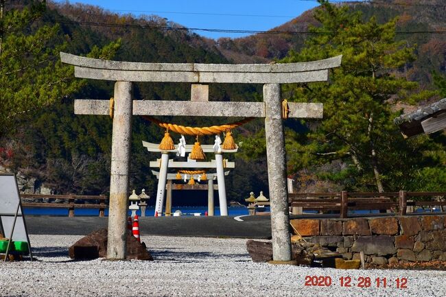 対馬中央部に位置する和多都美神社(わだつみじんじゃ)は、彦火火出見尊(ひこほほでみのみこと)と豊玉姫命(とよたまひめのみこと)を祭る海宮で、古くから竜宮伝説が残されています。<br />5つの鳥居のうち2つが海中に立ち、干潮時、鳥居まで歩いて行けるそうです。<br /><br />和多都美神社<br />https://www.nagasaki-tabinet.com/islands/spot/839<br /><br />福山雅治 『もっと長崎の島々に、なる!対馬 篇』 青いぜ!長崎ブルーアイランズプロジェクト<br />https://www.youtube.com/watch?v=EnbhekZgqQw