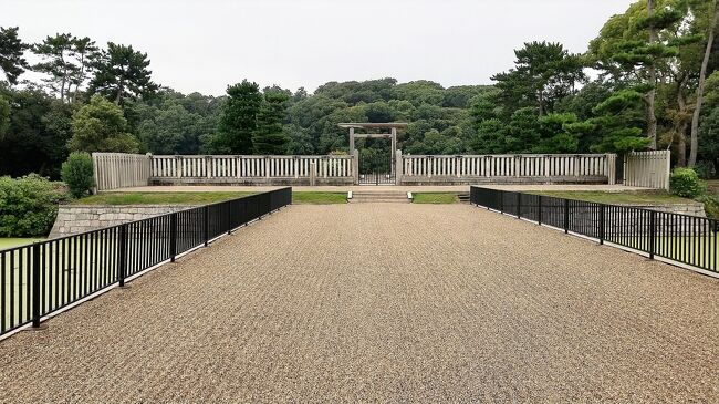 大阪に出張に行っても奈良や京都に寄ることが多く、今まで大阪の観光はしていなかった。今回改めて歴史あるこの地にヤマト時代の痕跡を探してみた。<br />第一回目は、仁徳天皇陵がある百舌鳥古墳群と聖徳太子が立てた四天王寺を訪ねる。<br />その前に宿泊ホテルがあるオフィス街には不釣り合い、いや溶け込んでいた2か所の見どころを写真に収める。残念ながらコロナの関係で入る事は出来なかった。<br />そこは、蘭学者「緒方洪庵」が開いた<適塾>と徳川時代に銅の流通をコントロールした<銅座跡>。重要文化財になっていて今や木造建てで日本最古の幼稚園になっている。<br />そのまま淀屋橋駅に向かうと百年以上続いた私学の学問所<懐徳堂跡>などもある。<br />