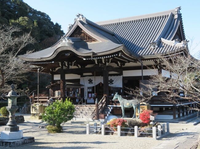 2020年12月6日(日)最初のルートは鬼の雪隠→鬼の俎→亀石に行った後、<br />橘寺にチャリンコで爆走♪<br />橘寺は聖徳太子誕生の地といわれているようです。太子建立の7カ寺の一つが橘寺とのこと。今は江戸期に再建された本堂(太子殿)などのわずかな諸堂を残すのみとなっているようです。善悪2つの顔が刻まれた二面石が本堂の横にあります。<br /><br />