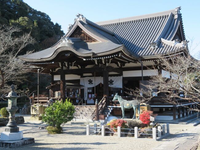 2020年12月6日（日）最初のルートは鬼の雪隠→鬼の俎→亀石に行った後、<br />橘寺にチャリンコで爆走♪<br />橘寺は聖徳太子誕生の地といわれているようです。太子建立の7カ寺の一つが橘寺とのこと。今は江戸期に再建された本堂(太子殿)などのわずかな諸堂を残すのみとなっているようです。善悪2つの顔が刻まれた二面石が本堂の横にあります。<br /><br />