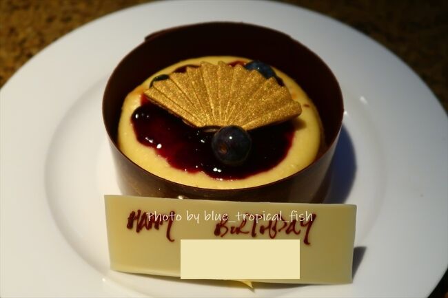 お誕生日にマンダリンオリエンタルで<br />ステイケーション！<br /><br />置地廣場（ザ ランドマーク）のクリスマス<br />デコレーションを見に行った後、<br />M＆Sでお買い物してから<br />お部屋でディナー！<br />ホテルからケーキをいただきました。<br /><br />★★　誕生日ステーケーション12/20～12/21　★★<br />1　ホテルにチェックイン　～マンダリンオリエンタル香港～<br />https://4travel.jp/travelogue/11671654<br />2　お部屋でディナー　～マンダリンオリエンタル香港～<br />https://4travel.jp/travelogue/11672169<br />3　充実の朝食ブッフェ　～マンダリンオリエンタル～<br />https://4travel.jp/travelogue/11672637