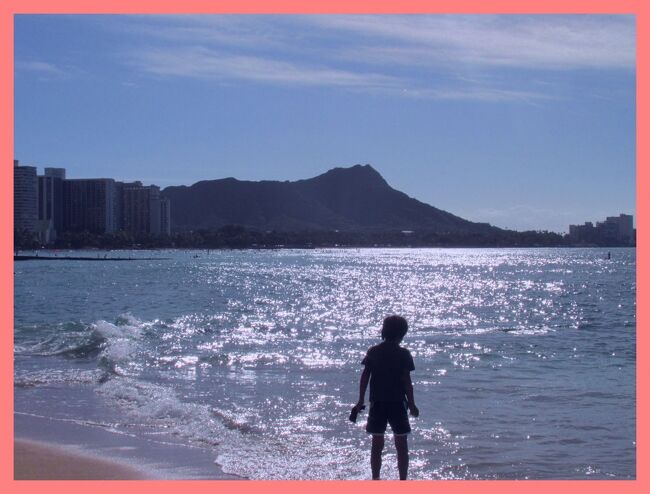 ★旅のアーカイブから★<br />海外旅行にも行けない今だからこそ、過去の旅をふりかえって、おうちでハワイ旅行気分にひたります。<br /><br />旅に出たのは2013年11月下旬。<br />ワイキキのリゾートホテルでのんびり過ごすのもハワイ旅行の楽しみだけど、少し長めの18日間だから。<br />オアフ島のカイルアやノースショアへも足を延ばしてみたり、<br />今なお大地が生まれている神秘の島ハワイ島を何周も周ってマウナケア、キラウエアの定番の他に少しディープに過ごしたり。<br />もちろんワイキキのリゾートホテルも。<br />欲張り盛り沢山な旅でしたが、多くの人との出会いもあって心に残る思い出深い旅になりました。<br /><br /><第3編><br />4泊したシェラトンワイキキ。<br />ラナイから見る海を愛で、インフィニティプールでたわむれ、ビーチにたたずみ。<br />ダイヤモンドヘッドを眺め。<br />カイマーケットでディナーやモーニング。<br />せっかくだから、リゾートステイを心ゆくまで味わい尽くします。<br /><br />**********<br />旅行時期2013年11-12月<br />投稿日2021年1月12日<br />