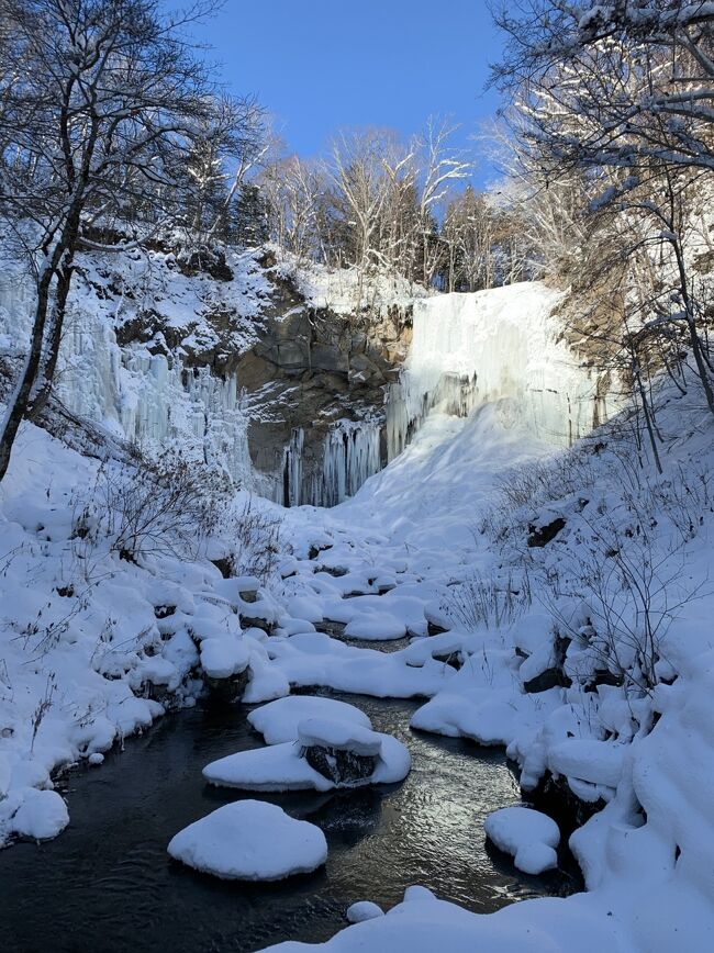 今年は例年以上に寒い北海道。<br />年が明けてからずっと真冬日（日中の最高気温も氷点下）の日々が続いています。<br />この日も真冬日でしたがよく晴れた気持ちの良い日だったので、嫁さんと出かける事にしました。<br />出かけるにしてもこのコロナ禍。<br />人が密集するところは避けようとすると、自ずとアウトドアになります。<br />この時期ならではの凍った滝『氷瀑』を見に散歩して、帰りに温泉で温まる事にしました。<br />三連休の中日、真冬の北海道を堪能いたしました。