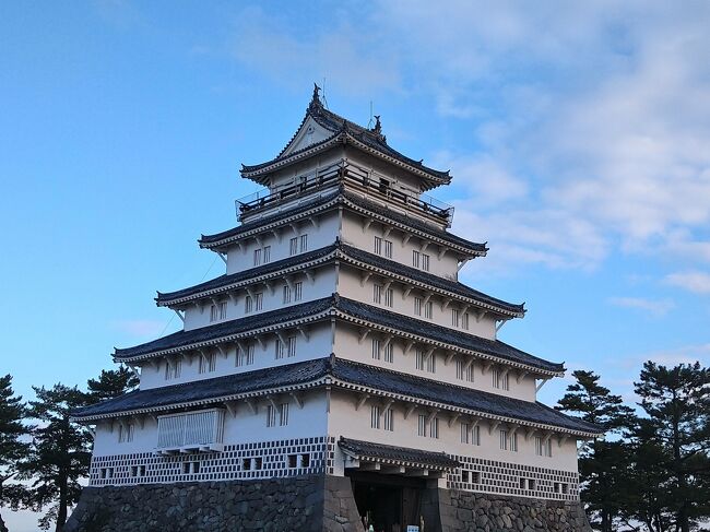 島原城:1624年(寛永元年)~ 日本100名城(91番)。<br /><br />新年からまだ1週間しか経っていませんが、<br />何も実感がないまま丑年へ、すぐに仕事が始まり、<br />切り替えモードが不安定な状態。<br /><br />昨年に予約しておいた熊本、島原を散策、<br />地域共通クーポンもらえないけど地方応援のため決行、<br />関東は寒かったようですが・・・九州もかなり冷え込んでおりました。<br />歴史と街、食を楽しみたいと思い, 負けん気全開で歩きました。<br />気になるところを巡りました、良かったらどうぞお願いします。<br /><br />1,2とも表紙はお城になってしまった。<br />