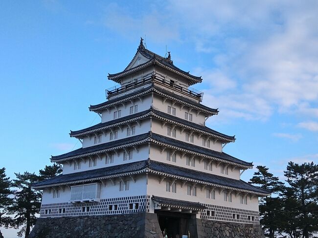 島原城：1624年（寛永元年）～　日本100名城（91番）。<br /><br />新年からまだ1週間しか経っていませんが、<br />何も実感がないまま丑年へ、すぐに仕事が始まり、<br />切り替えモードが不安定な状態。<br /><br />昨年に予約しておいた熊本、島原を散策、<br />地域共通クーポンもらえないけど地方応援のため決行、<br />関東は寒かったようですが・・・九州もかなり冷え込んでおりました。<br />歴史と街、食を楽しみたいと思い, 負けん気全開で歩きました。<br />気になるところを巡りました、良かったらどうぞお願いします。<br /><br />１，２とも表紙はお城になってしまった。<br />