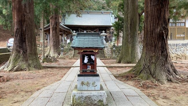 (2021年)1/11(月)からラビスタ富士河口湖に１泊して河口浅間神社へ初詣に行きました。<br />今年の松も開けてしまいましたが、３密回避でやっと初詣です。<br />浅間神社は富士山に対する信仰の神社で日本各地にあります。<br />ここ河口浅間神社は貞観七年(865年)に富士山の噴火の怒りを鎮めるために建てられたのが起源だそうです。<br />”富士山の信仰対象と芸術源泉の構成資産”の一部として世界文化遺産に登録されています。<br />翌12日は早朝から雪となり、河口地区では1cm程度の積雪となりました。<br />