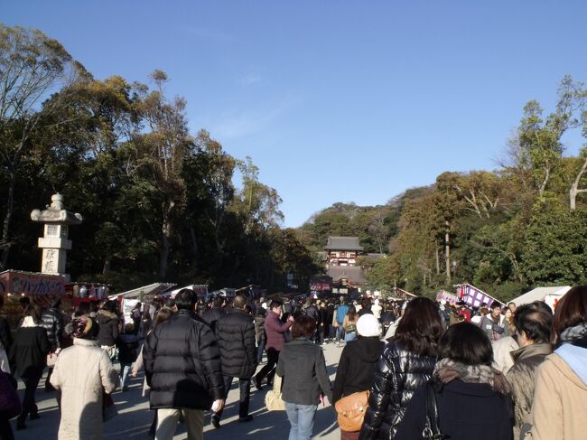 大船も鎌倉市で、古い街並み、銭湯が残ってる! 街歩きのあとでひとっぷろは気分がいい。<br /><br />年を越して1月3日<br />箱根駅伝だ。鎌倉を歩く前に戸塚に<br /><br />鎌倉についたのはだいぶ遅かった。初詣は鶴岡八幡宮へ<br />ところが3日でも大変な人!<br /><br /><br />