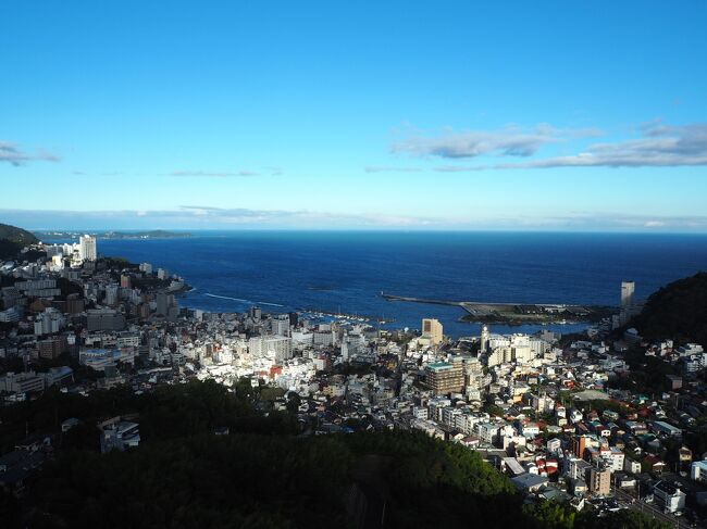 熱海旅行②<br /><br />go to トラベルキャンペーンを利用してリゾナーレ熱海へ宿泊してきました。リゾナーレ熱海は子連れに優しいホテルで、子連れの宿泊客ばかりだったので、赤ちゃん連れでも気兼ねなく過ごせました。<br /><br />2日目<br />ホテル内散策<br />↓<br />熱海サンビーチ<br />お宮の松<br />