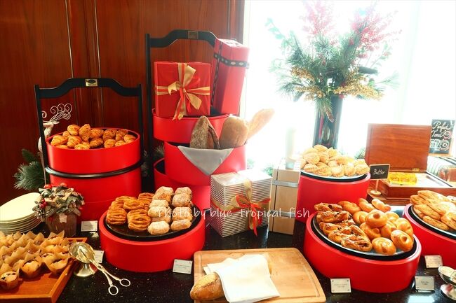 お誕生日にマンダリンオリエンタルで<br />ステイケーション!<br /><br />朝はクリッパーラウンジで朝食ブッフェ。<br />さすがマンダリンオリエンタル、<br />ブッフェ内容が充実していました。<br />朝から沢山食べすぎちゃいました。<br /><br />★★ 誕生日ステーケーション12/20~12/21 ★★<br />1 ホテルにチェックイン ~マンダリンオリエンタル香港~<br />https://4travel.jp/travelogue/11671654<br />2 お部屋でディナー ~マンダリンオリエンタル香港~<br />https://4travel.jp/travelogue/11672169<br />3 充実の朝食ブッフェ ~マンダリンオリエンタル~<br />https://4travel.jp/travelogue/11672637