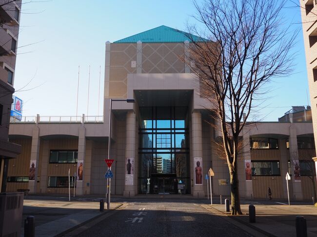 1月14日(木)晴れ。今日もまた交通費ゼロの旅です。<br />天気予報が「3月下旬~4月上旬の暖かさ」というので、翌日に予定していた都筑区散歩を1日繰り上げて出かけました。厳冬期は博物館か美術館をメインにと考えていましたが、そんな心配が無用なほど暖かく、薄手のセーター1枚でも汗をかくくらいでした。<br /><br />都筑区は自宅のある青葉区に隣接する準生活圏ですが、日頃は訪れることの少ない場所を巡り歩いて新しい発見もあり、有意義な散歩になりました。