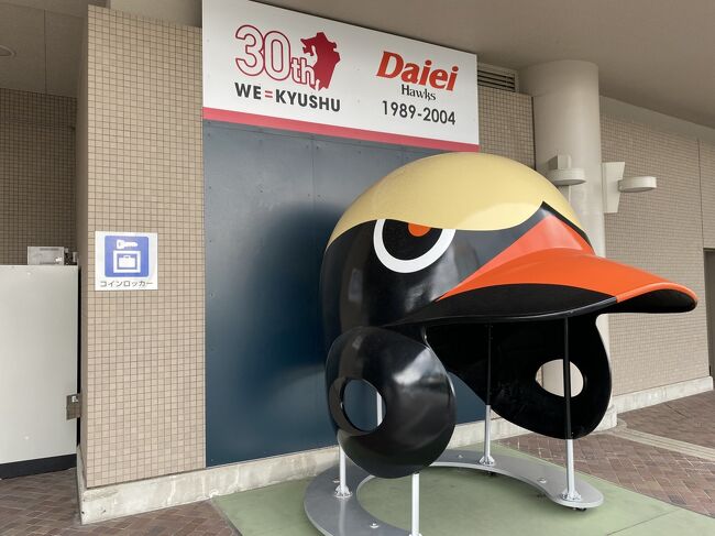 唐戸市場で朝ごはんを食べた後は<br />関門海峡を越えて、福岡県北九州市入り<br />ターゲットの小倉城をちょろりと観光して、<br />次なるターゲットのヤフオクドームへ<br />野球を見に来たことは一度も無いが、ひさびさの野球場はなんだか少しテンションが上がるです。<br />おひるごはんに博多の名物の一つのラーメンを食べて<br />さらに続いてはターゲットの太宰府天満宮へ<br />ここではパラパラと雨が。<br />久々に見る牛ちゃん。<br />梅が枝餅もいただいて、友人には新鳥栖駅で降ろしてもらってお別れ。<br />特典航空券の帰路の飛行機が博多空港が程よい時間が無く、熊本空港にしていたため、新鳥栖から九州新幹線で熊本駅へ<br />そそくさと、熊本空港へ移動して、最後のあがきで<br />熊本名物の太平燕を食して、いざ、帰路便ご搭乗<br />機材変更で国際線の飛行機になったので、座席がビジネスクラス席になって広々。<br />九州名残り惜し、という事でカボス酎ハイをオーダーして投了