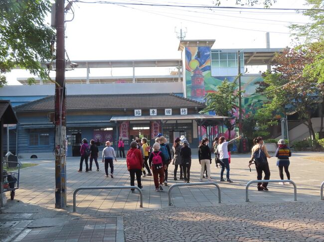 そうだ、台鉄で竹田駅園へ行こう 屏東 2021/01/13<br /><br />旅の気分を味わいたくて、久し振りに、台鉄に揺られて、竹田駅園に行くことにしました。混雑の時間帯を避けて、PM1:00頃に出かけて、4:00頃に、帰りの電車に乗ろうと思います。<br />巨蛋駅からKRMTに乗り、高雄駅へ、高雄駅で台鉄に乗り換えて、竹田駅に行きます。<br />最初に来た自強号は見送って、次の潮洲駅行きに乗りました。<br />高雄駅から、各駅毎にプラットフォームを映しました。今回は、竹田駅で降りるまで、検温はありませんでした。PM1:30位でしたので、車内は空いていましたが、乗客は、ルール通り、全員マスクを着用していました。<br />竹田駅に着き、隣にある竹田駅園に行きました。単独の観光客はいませんでしたが、台湾人の団体客が二組ほど訪れていました。旧駅舎跡を見学した後、園内を一通り見て回りましたが、池上一郎博士文庫は休館、開いている李秀雲撮影紀念館を見学しました。<br />また、竹田物産館では、体験学習でしょうか、藍染めをやっていました。<br />貸自転車を探しましたが、置かれていなかったので、ポタリングは諦め、帰宅することにしました。<br />駅に入る時に、検温を受けました、今日初めての検温です。<br />台鉄に乗って見に旅は、良かったです。<br /><br />巨蛋駅(KRMT)⇒高雄駅(台鉄)⇒民族駅⇒科工館駅⇒正義駅⇒鳳山駅⇒後庄駅⇒九曲堂駅⇒六塊厝駅⇒屏東駅⇒帰来駅⇒麟洛駅⇒西勢駅⇒竹田駅